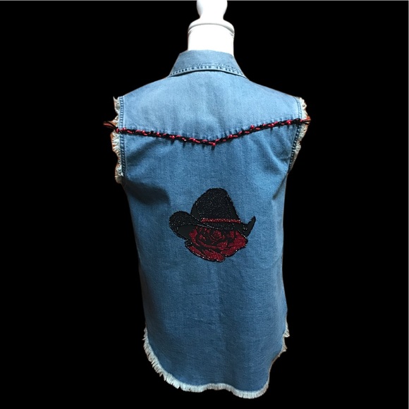 One of a Kind Cowgirl Hat on a Red Rose Sleeveless Denim Shirt Shirt - Picture 2 of 7